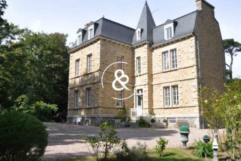 maison-a-vendre-pleneuf-val-andre-saint-alban-demeure-parc-proche-mer-propriete-facade-818x417