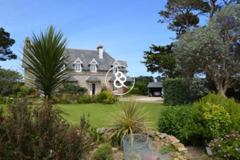 a-vendre-demeure-prestige-luxe-vue-mer-acces-plage-cote-de-granit-rose-parc-arbore-818x417
