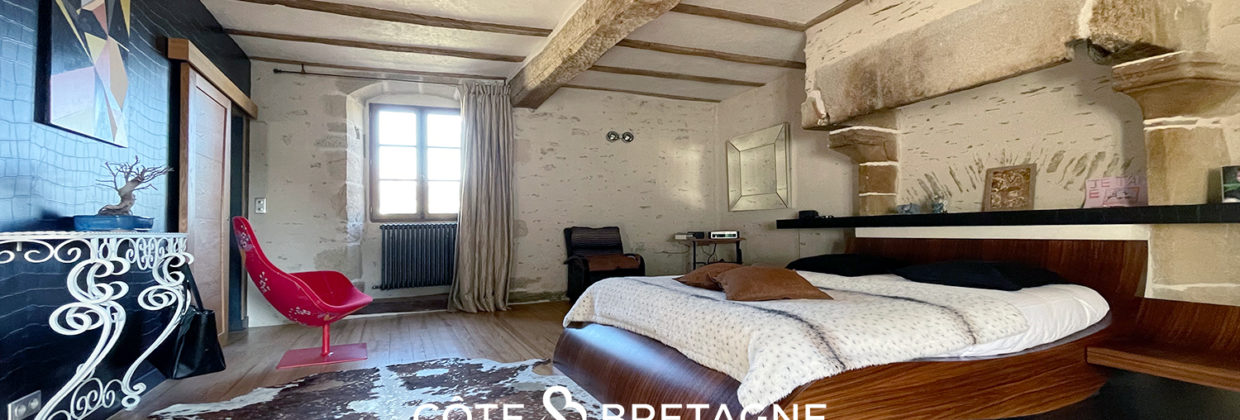 Acheter à Ambon magnifique demeure du 16è siècle chambre1