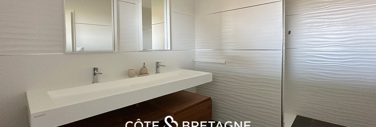 Acheter à Santec Maison contemporaine avec vue mer et piscine salle d'eau 2