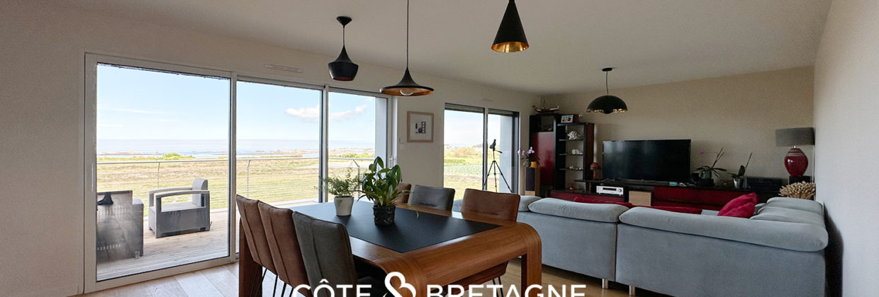 Maison contemporaine avec vue mer et piscine Salle à manger