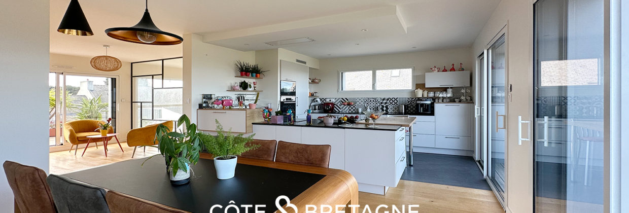 Maison contemporaine avec vue mer et piscine Salle à manger cuisine