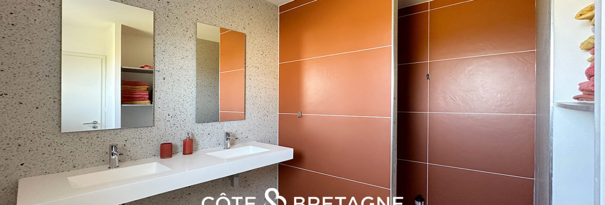 Maison contemporaine avec vue mer et piscine salle d'eau 3