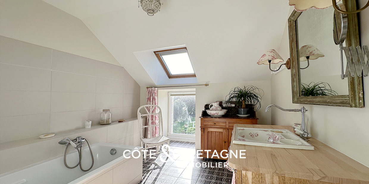 Acheter à Sulniac longère avec rénovation énérgétique salle de bains 2
