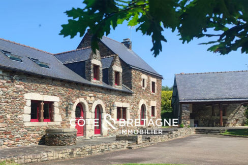 maison-en-pierre-propriete-bretagne-saint-caradec-1