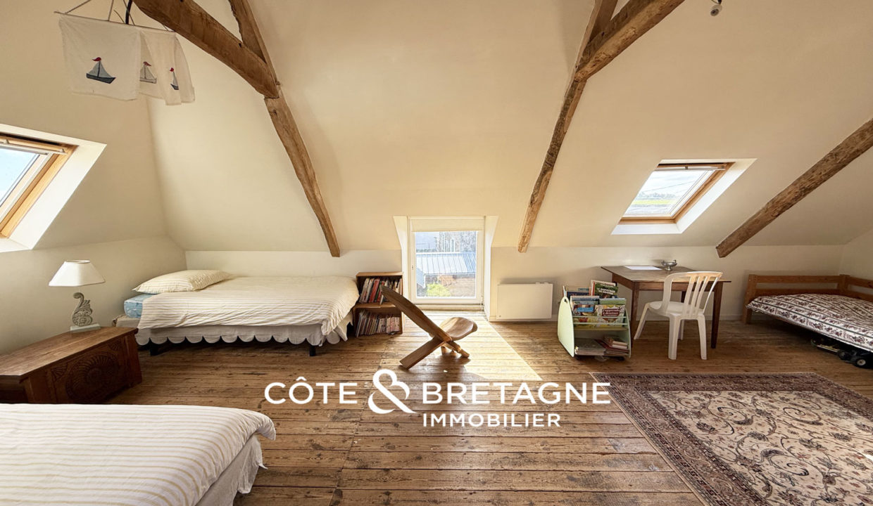 Combles-amenages-chambre-pordic-maison-pierre