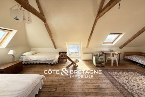 Combles-amenages-chambre-pordic-maison-pierre