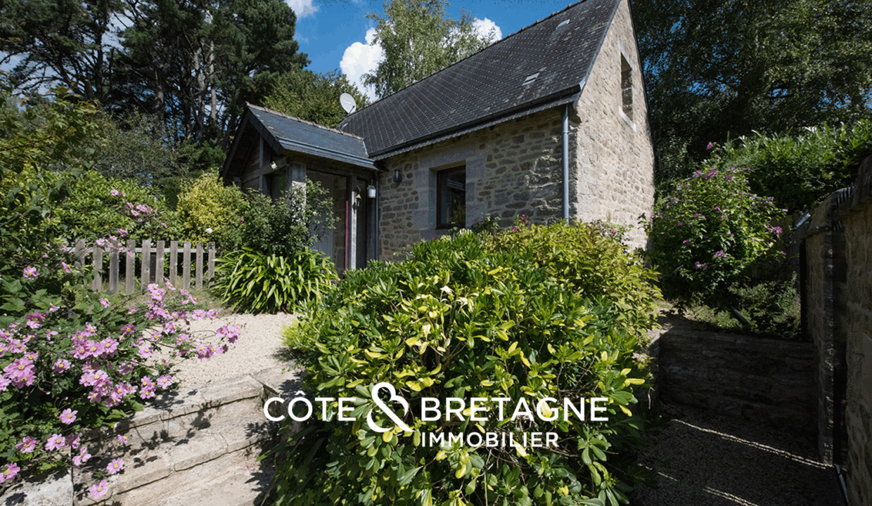 Maison en pierre avec piscine à Guidel