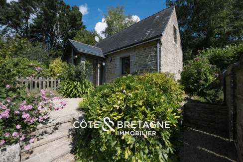 Maison en pierre avec piscine à Guidel