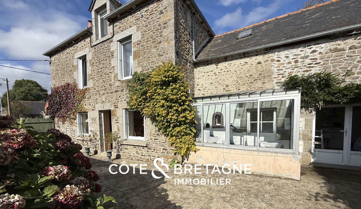 Maison-pierre-dependance-proximite-centre-bourg