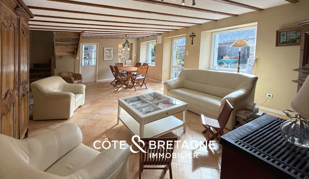 Maison-pierre-salle-a-manger-bois