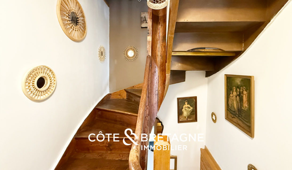 maison-bretagne-pluzunet-escalier
