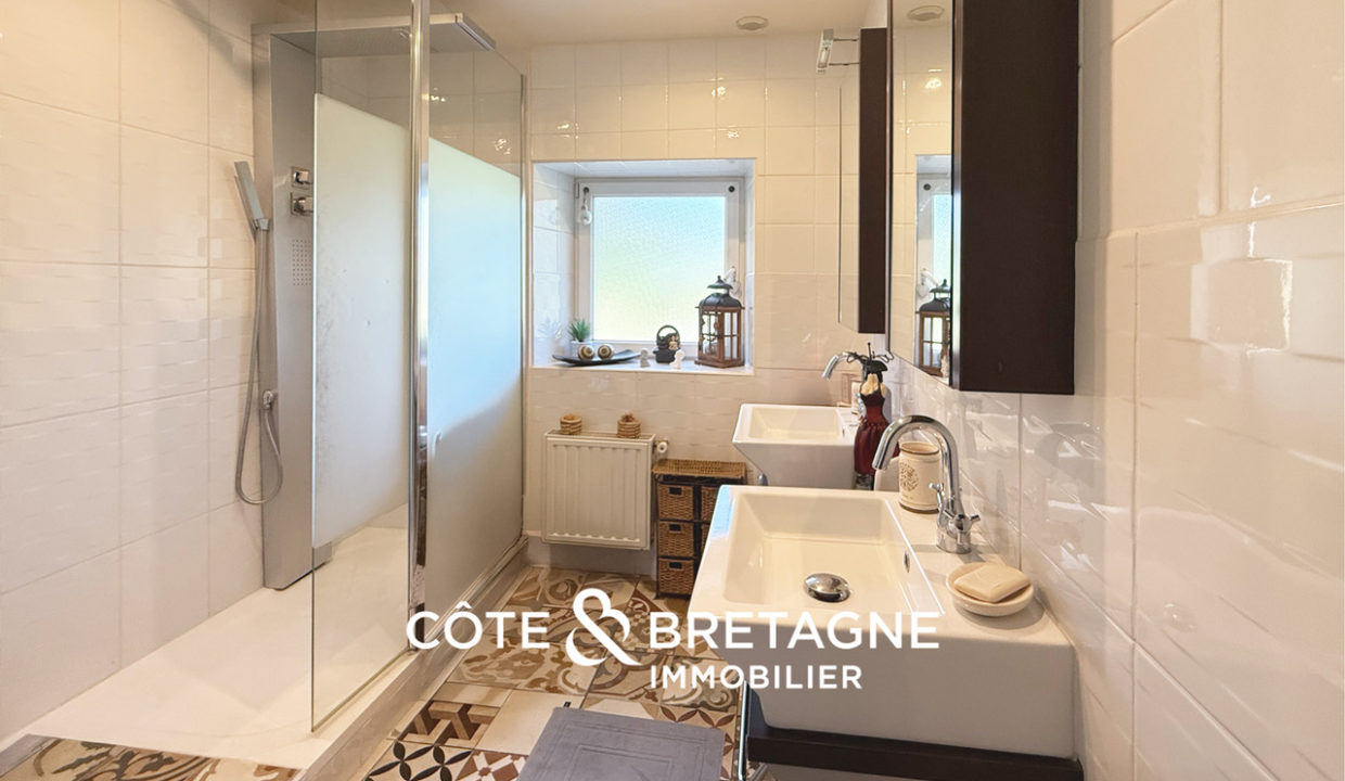maison-bretagne-pluzunet-salle-d-eau-2