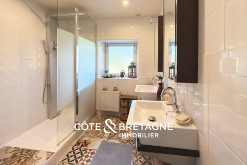 maison-bretagne-pluzunet-salle-d-eau-2