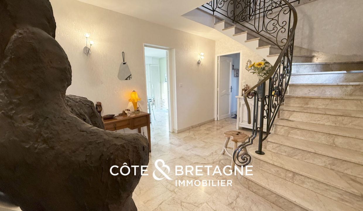 Maison-bretagne-familiale-jardin-pieces-spacieuses-entree-yffiniac-9