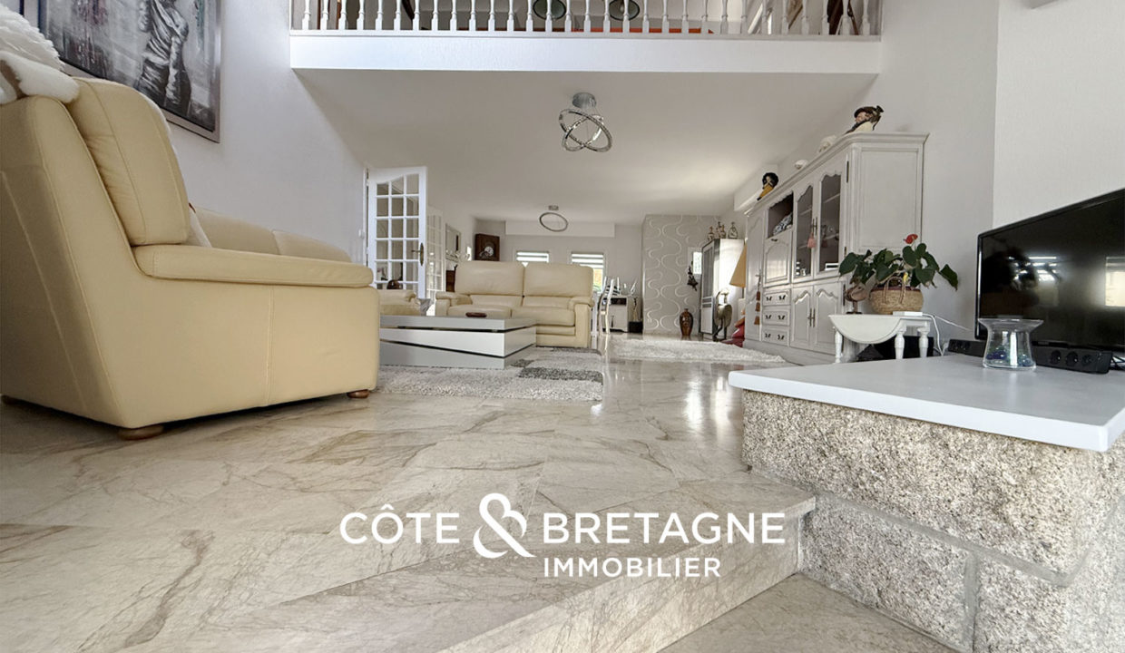 Maison-familiale-piscine-pieces-spacieuses-sejour-yffiniac-5