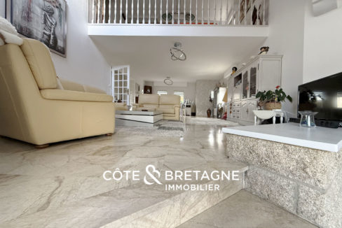 Maison-familiale-piscine-pieces-spacieuses-sejour-yffiniac-5