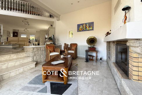 Maison-familiale-piscine-pieces-spacieuses-yffiniac-2