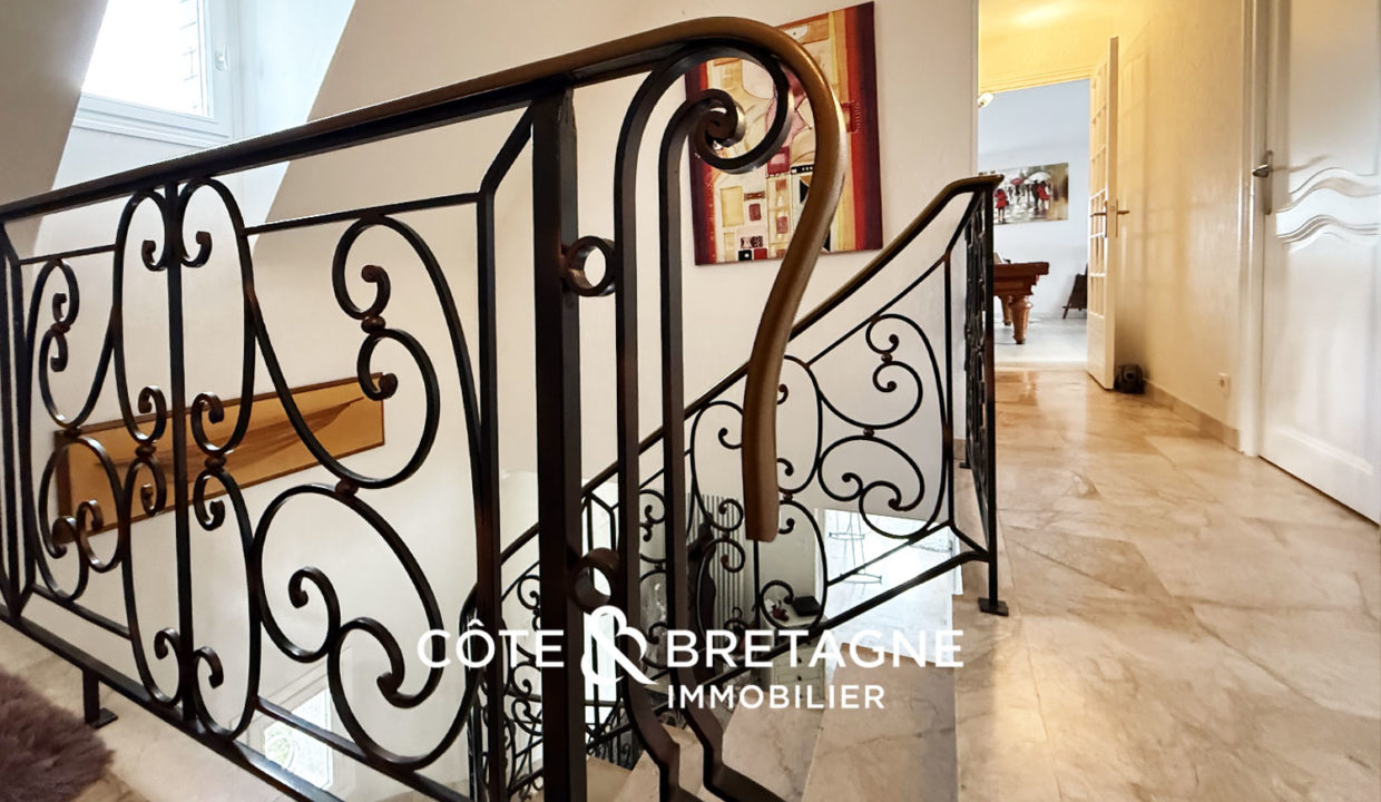 Propriete-familiale-yffiniac-jardin-piscine-pieces-spacieuses-17