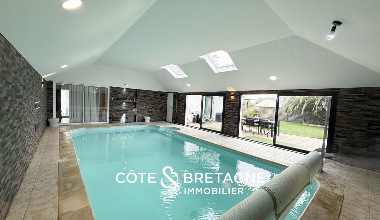 maison-familiale-lanvollon-piscine-couverte-jardin-bretagne-10