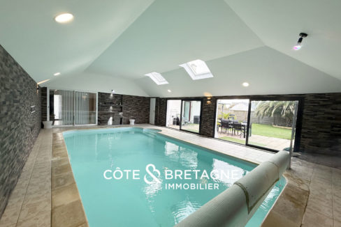 maison-familiale-lanvollon-piscine-couverte-jardin-bretagne-10