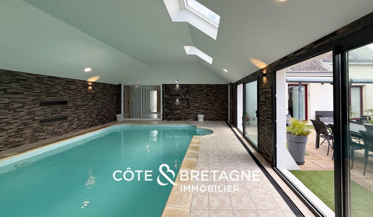 maison-familiale-lanvollon-piscine-couverte-jardin-bretagne-11