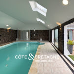 maison-familiale-lanvollon-piscine-couverte-jardin-bretagne