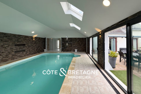 maison-familiale-lanvollon-piscine-couverte-jardin-bretagne-11
