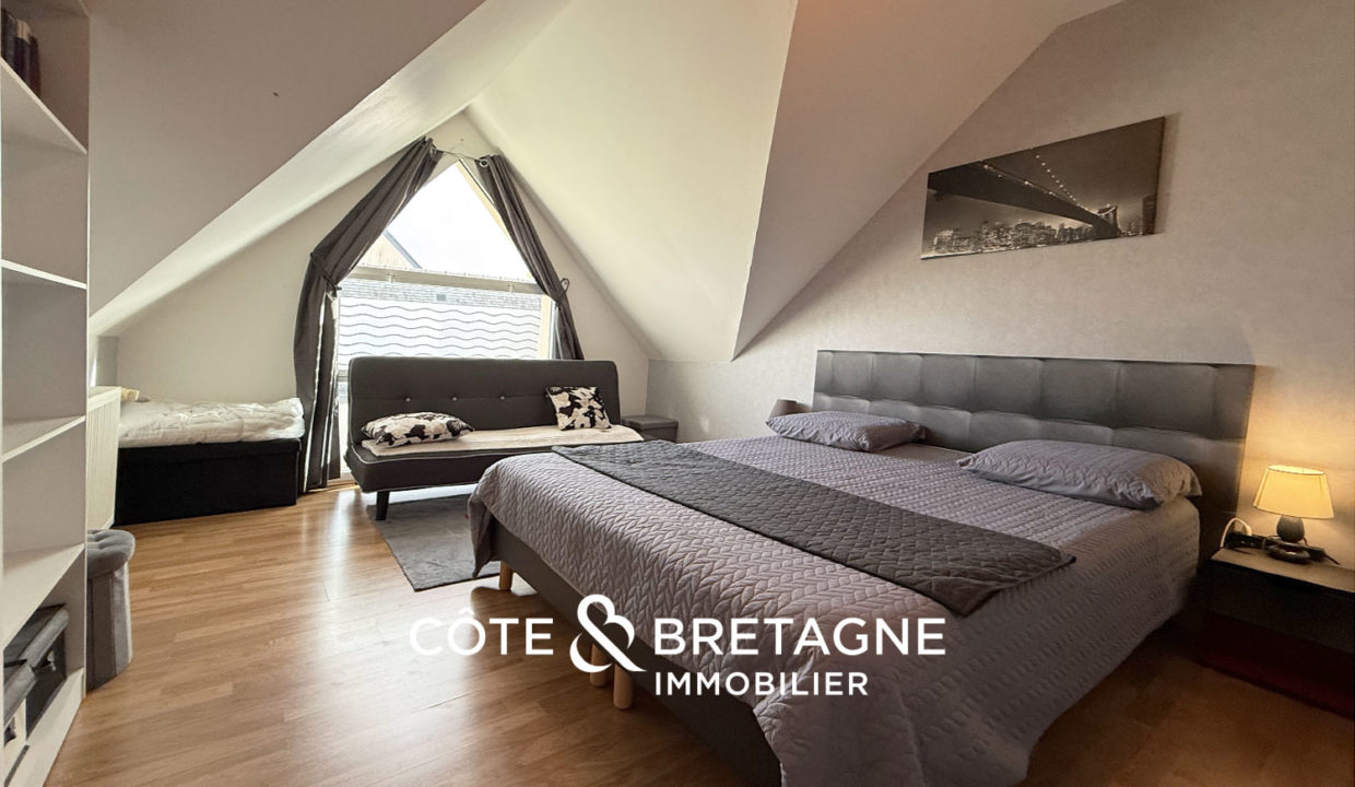 maison-familiale-lanvollon-piscine-couverte-jardin-bretagne-12