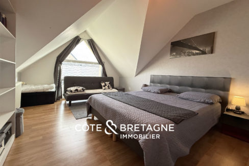 maison-familiale-lanvollon-piscine-couverte-jardin-bretagne-12