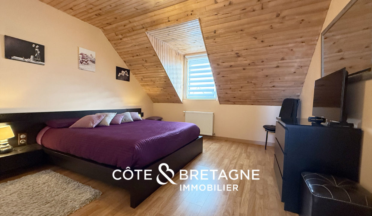 maison-familiale-lanvollon-piscine-couverte-jardin-bretagne-13