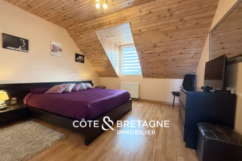 maison-familiale-lanvollon-piscine-couverte-jardin-bretagne-13