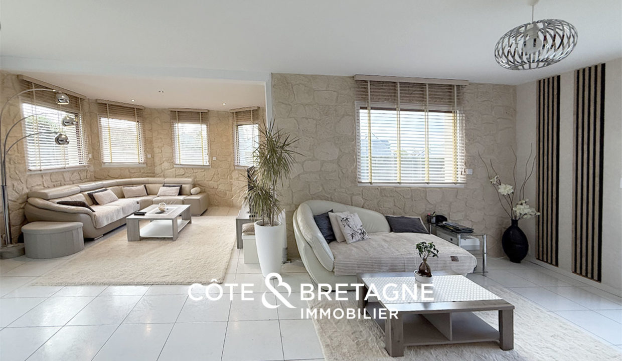 maison-familiale-lanvollon-piscine-couverte-jardin-bretagne-18