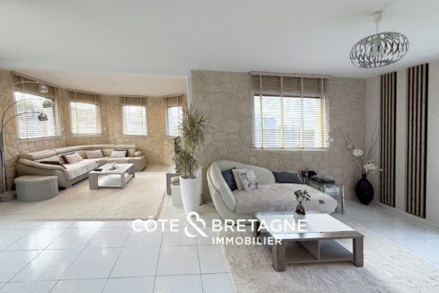 maison-familiale-lanvollon-piscine-couverte-jardin-bretagne-18