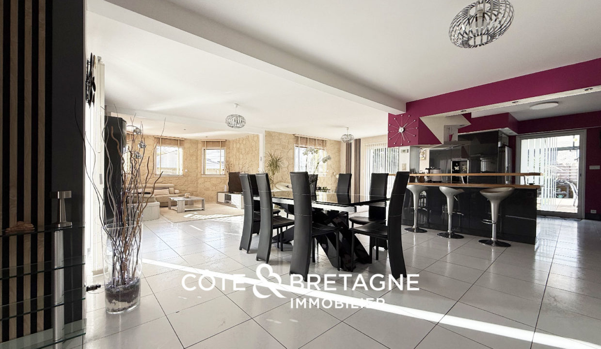 maison-familiale-lanvollon-piscine-couverte-jardin-bretagne-2