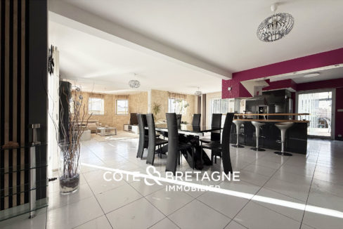 maison-familiale-lanvollon-piscine-couverte-jardin-bretagne-2