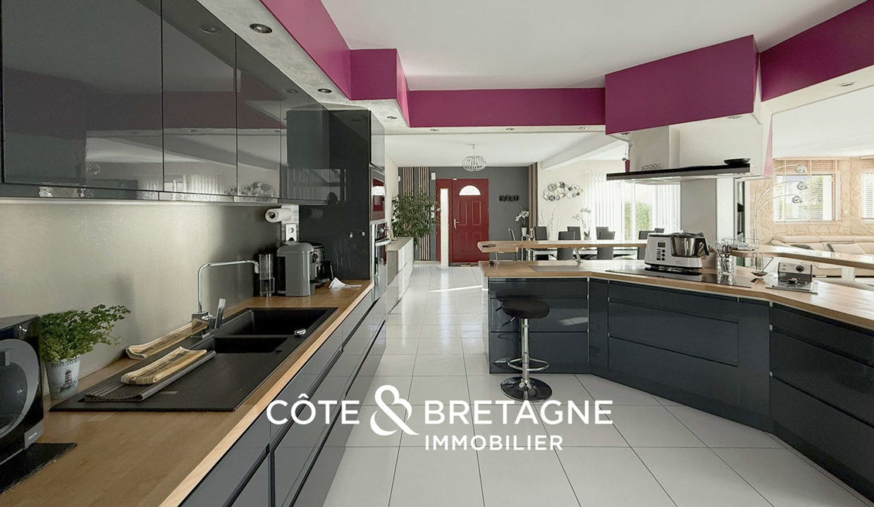 maison-familiale-lanvollon-piscine-couverte-jardin-bretagne-3