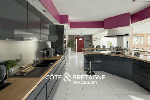 maison-familiale-lanvollon-piscine-couverte-jardin-bretagne-3