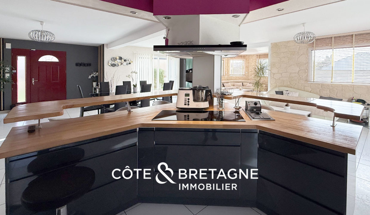 maison-familiale-lanvollon-piscine-couverte-jardin-bretagne-30