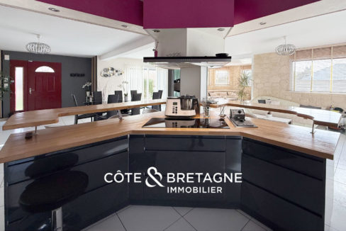 maison-familiale-lanvollon-piscine-couverte-jardin-bretagne-30