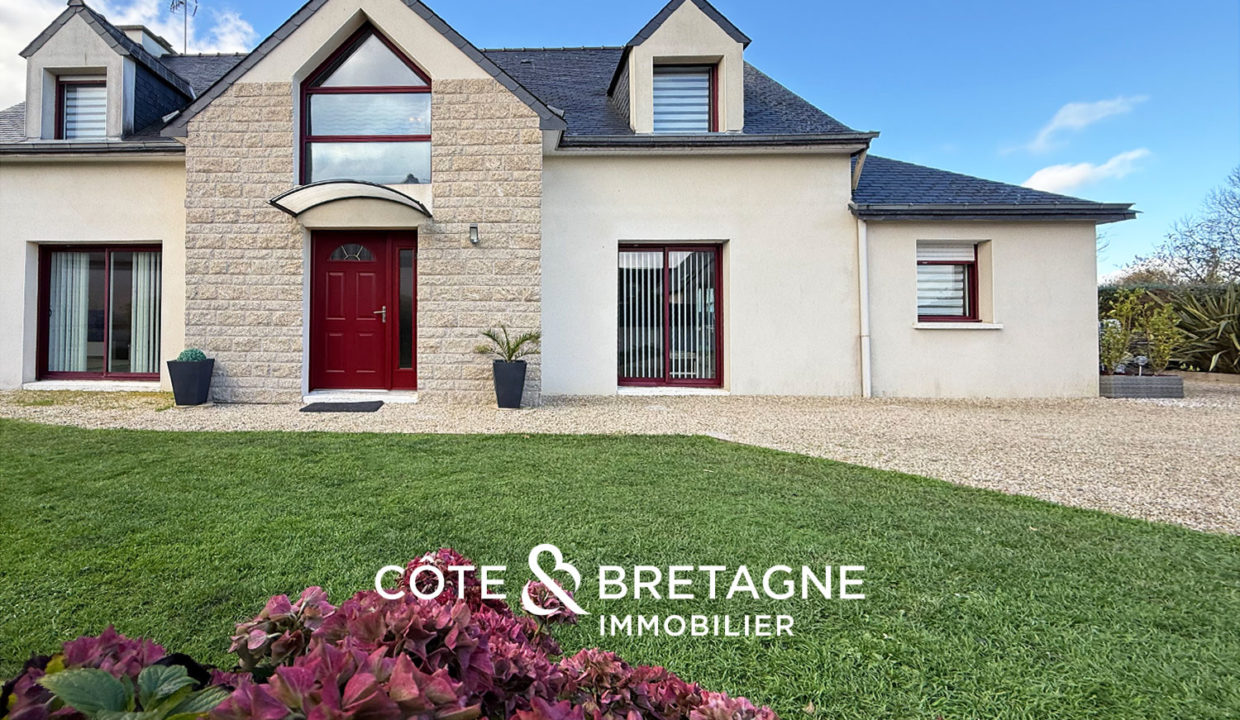 maison-familiale-lanvollon-piscine-couverte-jardin-bretagne-39