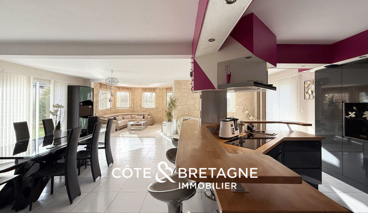 maison-familiale-lanvollon-piscine-couverte-jardin-bretagne-4