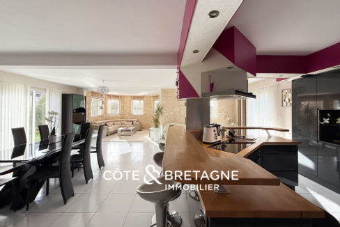 maison-familiale-lanvollon-piscine-couverte-jardin-bretagne-4