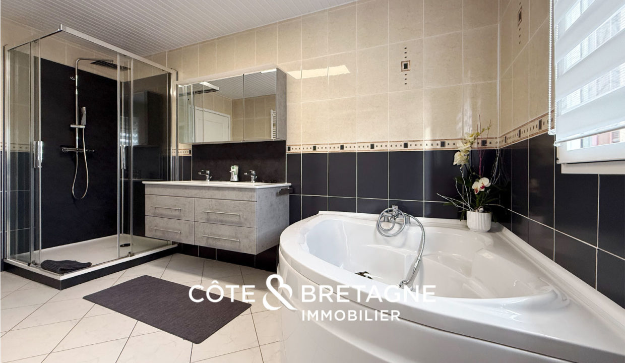 maison-familiale-lanvollon-piscine-couverte-jardin-bretagne-7