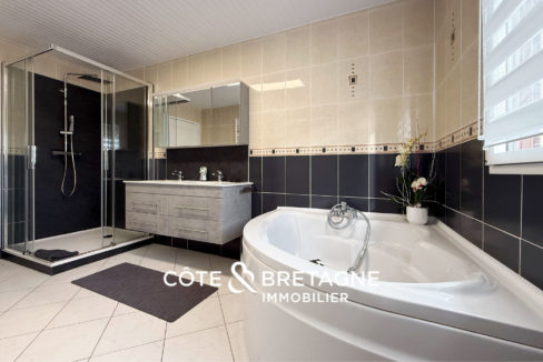 maison-familiale-lanvollon-piscine-couverte-jardin-bretagne-7