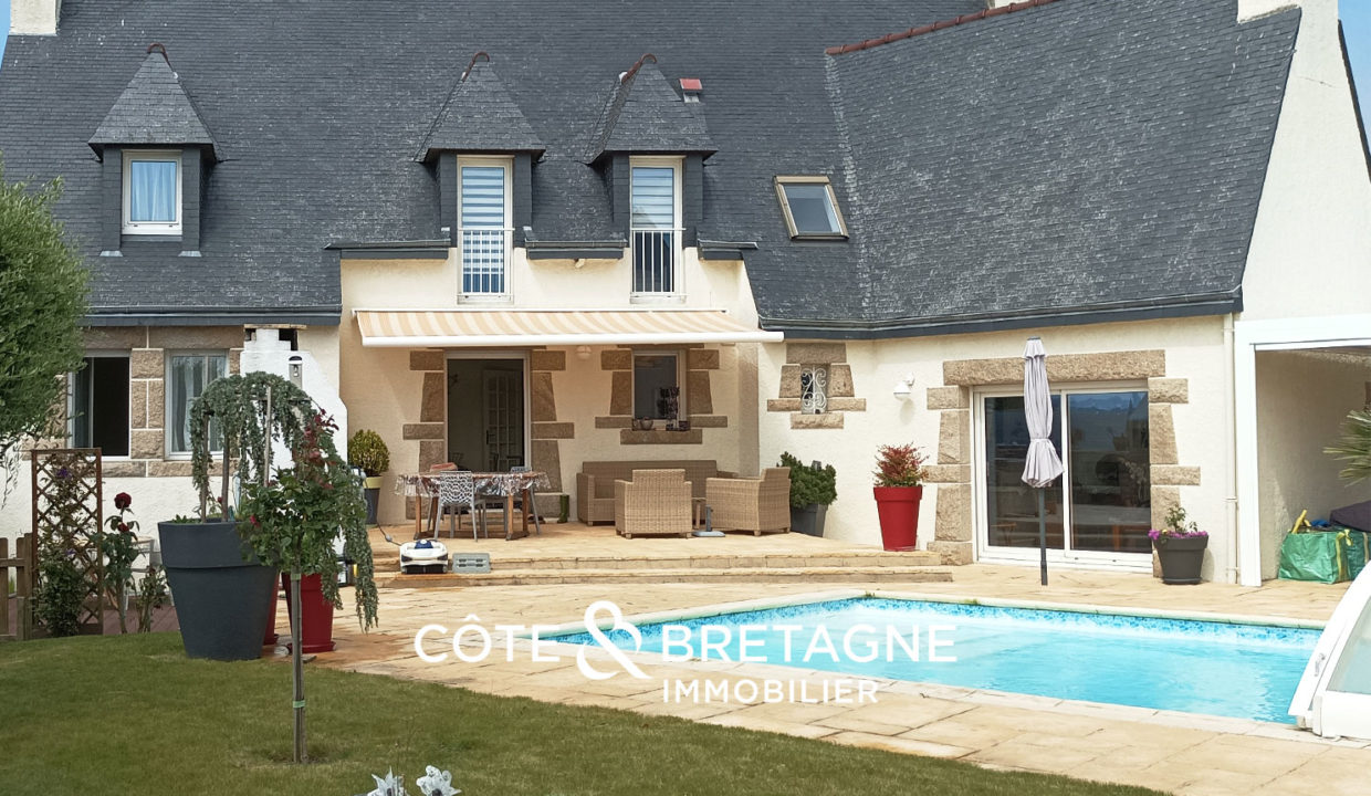 maison-familiale-yffiniac-piscine-chauffee-jardin-terrasse-1