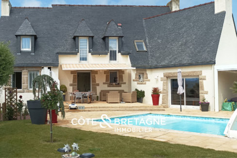 maison-familiale-yffiniac-piscine-chauffee-jardin-terrasse-1