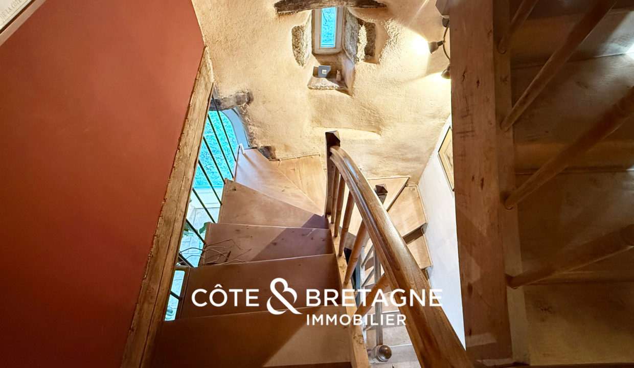 maison-pierre-gite-bretagne-begard-escalier