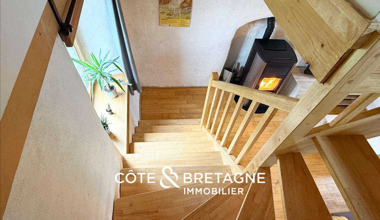 maison-pierre-gite-bretagne-begard-escalier-3