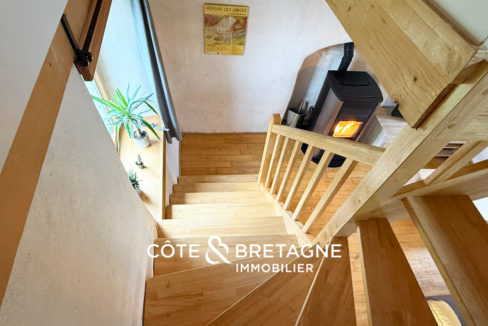 maison-pierre-gite-bretagne-begard-escalier-3